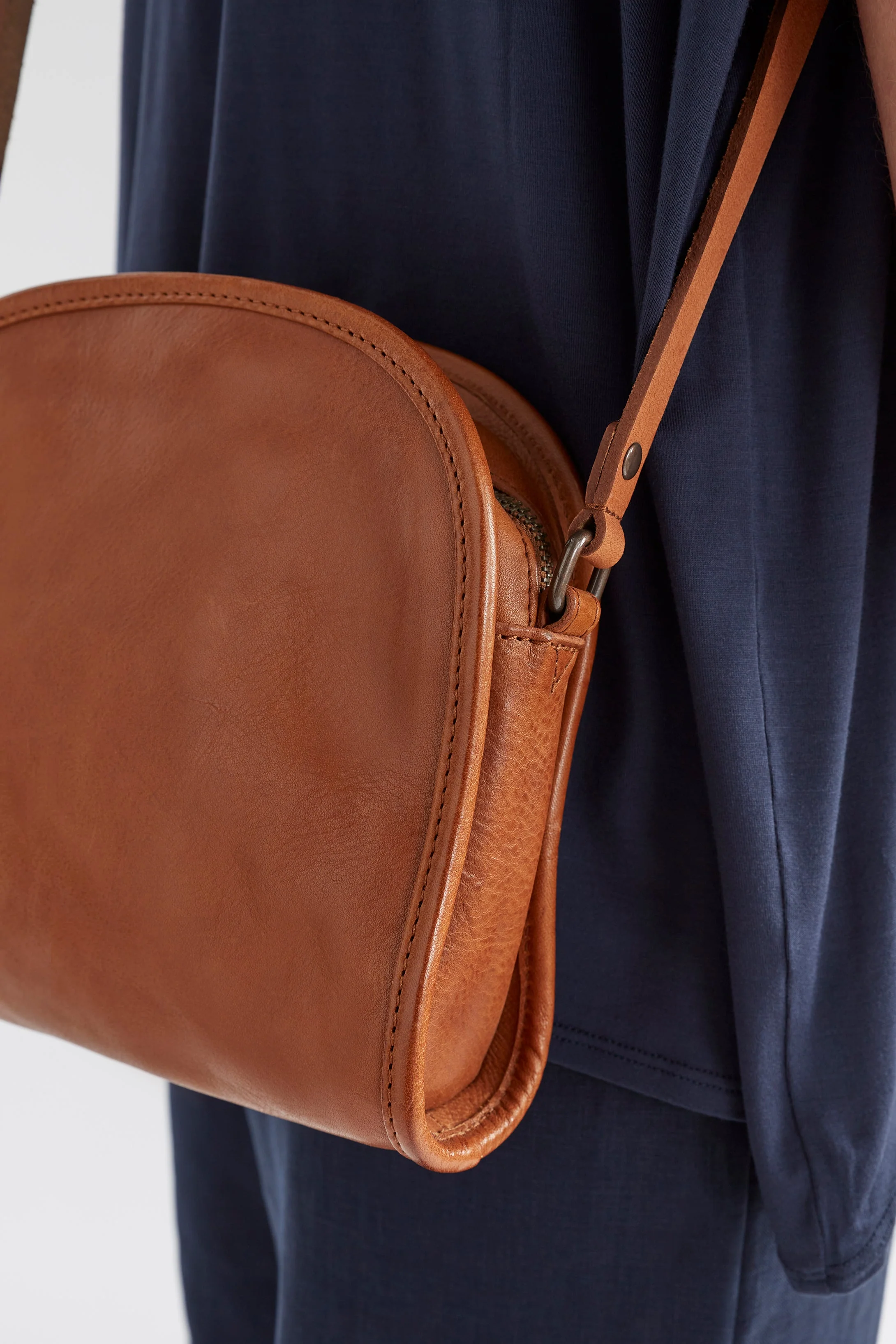 Kurva Messenger Bag - Image 5