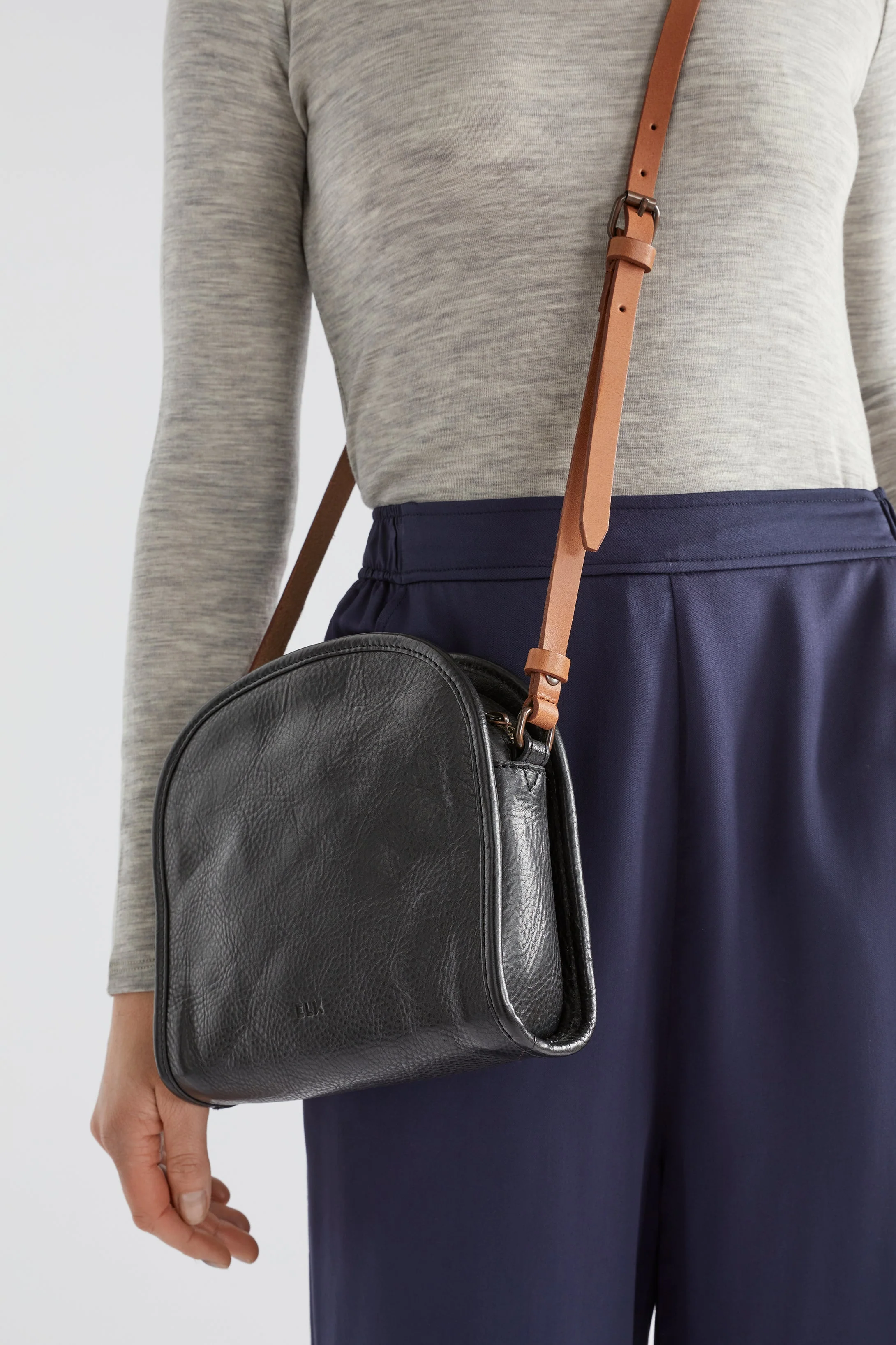 Kurva Messenger Bag - Image 8